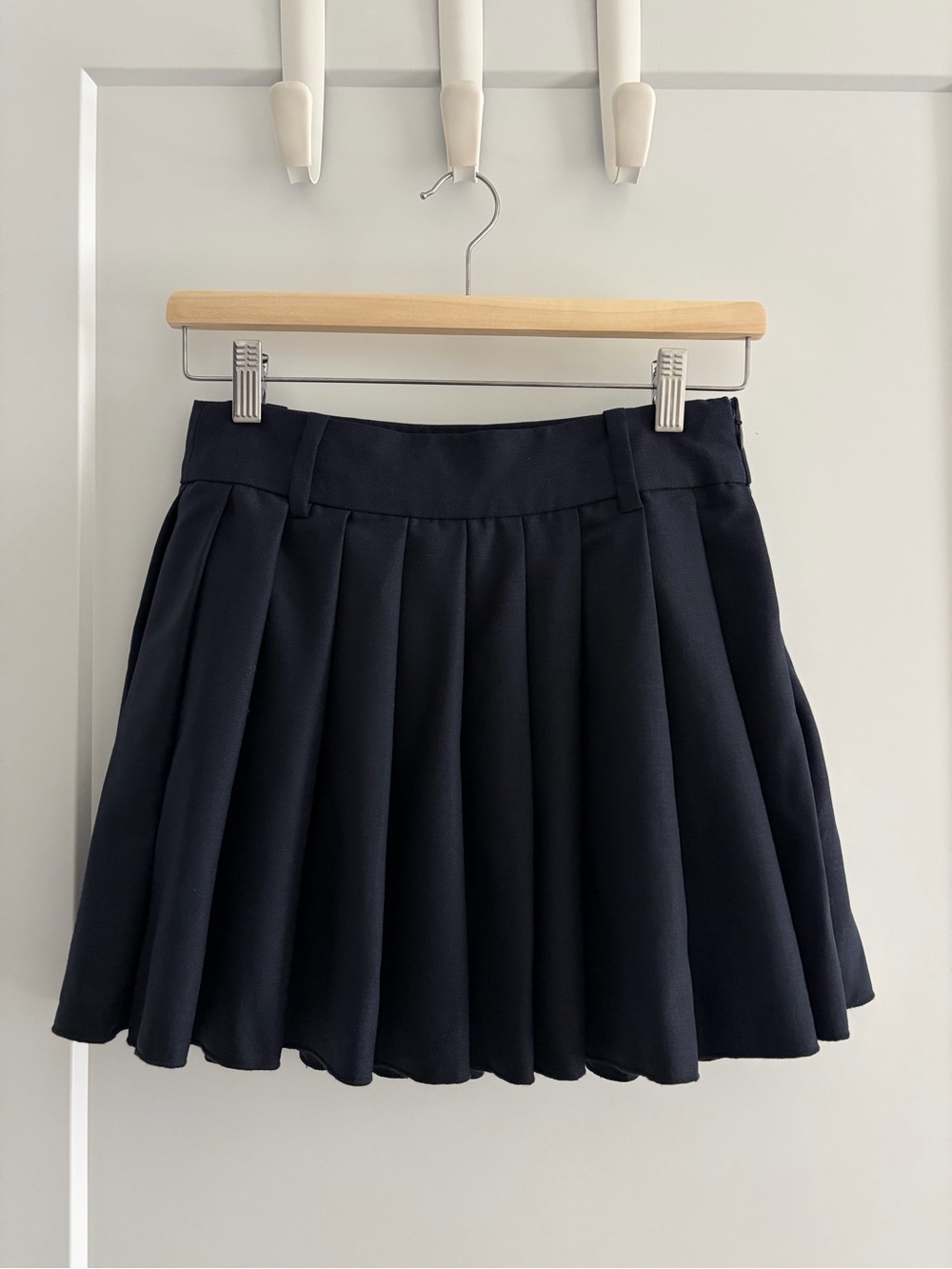 Aritzia Babaton Navy Low-rise Pleated Skirt